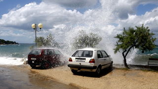 Zadar, 200711.
Jaka tramontana puse od sinoc. Dok mnogima stvara probleme u morskom prometu neki uzivaju u velikim valovima. 
Foto: Jure Miskovic / CROPIX