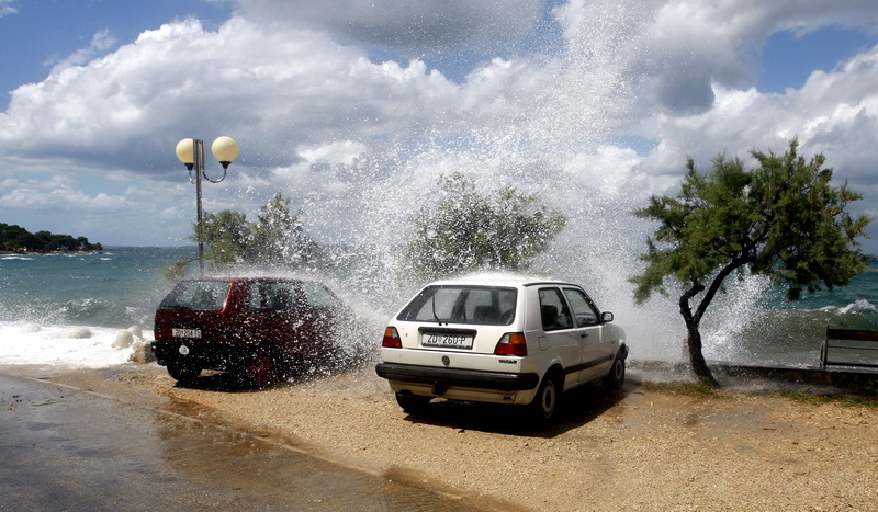 Zadar, 200711.
Jaka tramontana puse od sinoc. Dok mnogima stvara probleme u morskom prometu neki uzivaju u velikim valovima. 
Foto: Jure Miskovic / CROPIX