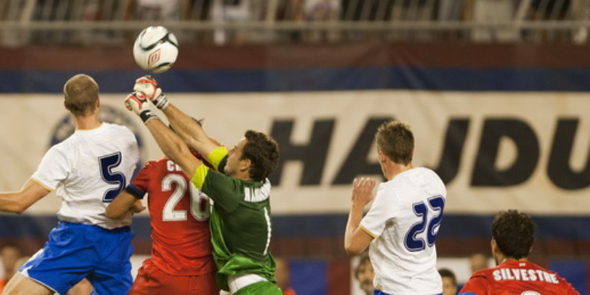 Split, 020812.
Stadion Poljud.
Veceras se u Splitu odigrava utakmica treceg pretkola Europske lige izmedju Hajduka i Intera iz Milana.
Na fotografiji: detalj iz igre.
Foto: Josko Ponos / CROPIX