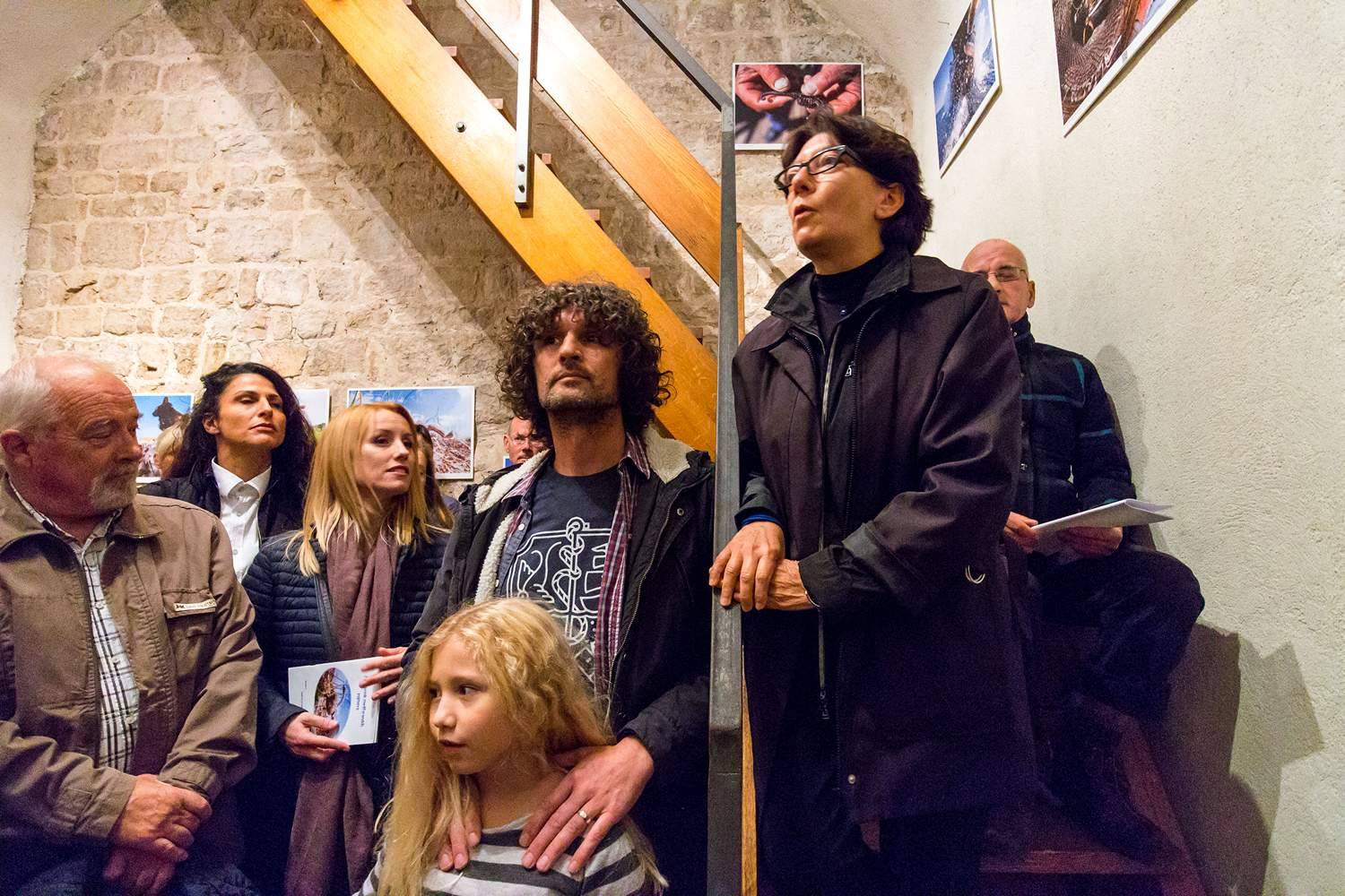 Galerija Kapetanova kula: Svečano otvorenje izložbe “Rastočeno vrime” Stipe Suraća. Foto: Mladen Radolović Mrlja Galerija Kapetanova kula: Svečano otvorenje izložbe “Rastočeno vrime” Stipe Suraća. Foto: Mladen Radolović Mrlja