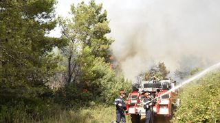 Zračne i kopnene snage gase požar kod Kožina Zračne i kopnene snage gase požar kod Kožina