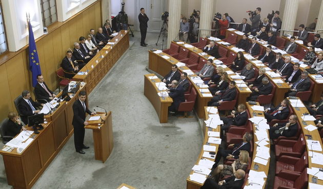 Zagreb, 231211.
Hrvatski Sabor u nastavku izvanredne sjednice glasuje o povjerenju novoj Vladi Zorana Milanovica. 
Na slici: govor buduceg premijera Zorana Milanovica.
Foto: Goran Mehkek / CROPIX