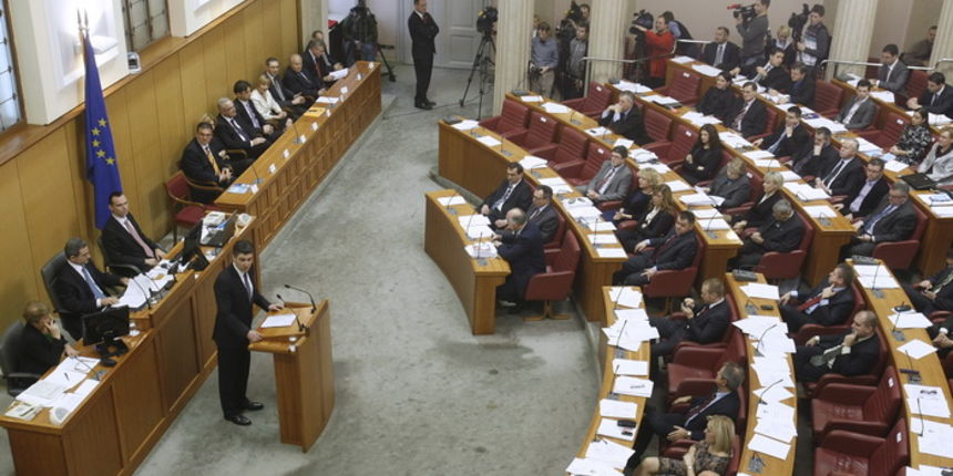 Zagreb, 231211.
Hrvatski Sabor u nastavku izvanredne sjednice glasuje o povjerenju novoj Vladi Zorana Milanovica. 
Na slici: govor buduceg premijera Zorana Milanovica.
Foto: Goran Mehkek / CROPIX
