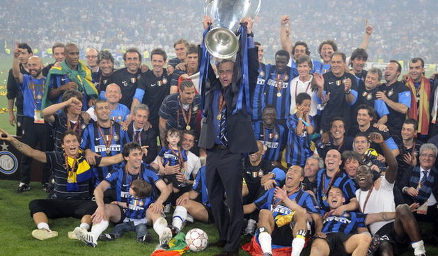 Madrid, 220510.
Stadion Santiago Bernabeu.
Finalna nogometna utakmica Lige Prvaka izmedju Bayerna iz Munchena i Intera iz Milana.
Na slici: Inter prvak Champions Lige, Jose Mourinho portugalski trener sa Interom osvojio svoj drugi Kup Prvaka.
Foto: Drago