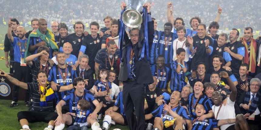 Madrid, 220510.
Stadion Santiago Bernabeu.
Finalna nogometna utakmica Lige Prvaka izmedju Bayerna iz Munchena i Intera iz Milana.
Na slici: Inter prvak Champions Lige, Jose Mourinho portugalski trener sa Interom osvojio svoj drugi Kup Prvaka.
Foto: Drago