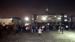 Zagreb, 040311.
Ilica.
Peti po redu, protuvladin prosvjed tzv. facebook grupe.
Na fotografiji: Prosvjednici ispred zgrade HRT-a
Foto: Tomislav Kristo / CROPIX Zagreb, 040311.
Ilica.
Peti po redu, protuvladin prosvjed tzv. facebook grupe.
Na fotografiji: Prosvjednici ispred zgrade HRT-a
Foto: Tomislav Kristo / CROPIX