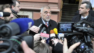 Zagreb, 100110.
Drugi krug predsjednickih izbora 2010. u kojem gradjani biraju izmedju Ive Josipovica i Milana Bandica. Jos uvijek aktualni Predsjednik RH Stjepan Mesic, glasao je u OS Petra Zrinskog u Krajiskoj ulici.
Foto: Bruno Konjevic / CROPIX