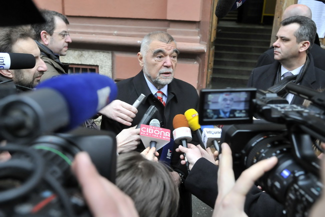 Zagreb, 100110.
Drugi krug predsjednickih izbora 2010. u kojem gradjani biraju izmedju Ive Josipovica i Milana Bandica. Jos uvijek aktualni Predsjednik RH Stjepan Mesic, glasao je u OS Petra Zrinskog u Krajiskoj ulici.
Foto: Bruno Konjevic / CROPIX