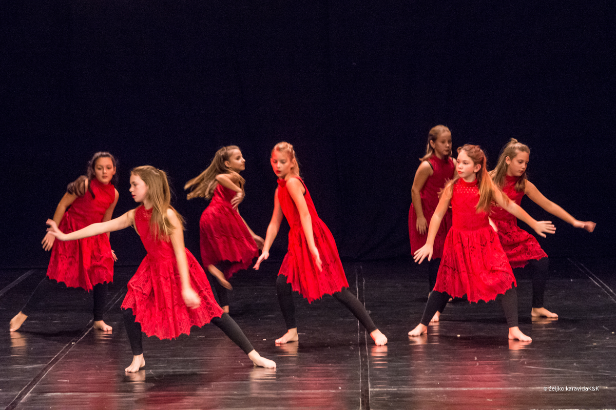 Božićna čestitka plesnog odjela Glazbene škole Blagoje Bersa