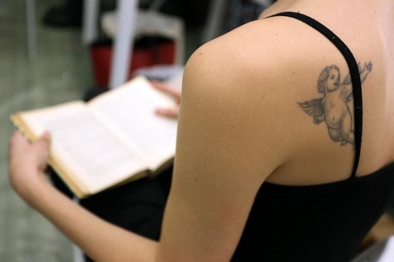 Zagreb – U Zagrebackom plesnom centru odrzana je revija poznatih hrvatskih dizajnera u sklopu devetog Modnog ormara. Detalji iz backstaga, frizeri i vizasisti vrse posljednje pripreme modela uoci revija. šminkanje. make-up. modeli, tetovaže, štikle. Photo