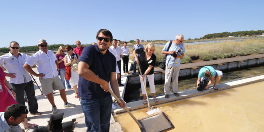 Danas je u Ninu održana berba Cvijeta soli u kojoj su sudjelovali Mate Janković, poznati hrvatski chef, Damir Oštrić, direktor Solane Nin i Marija Dejanović, direktorica Turističke zajednice grada Nina