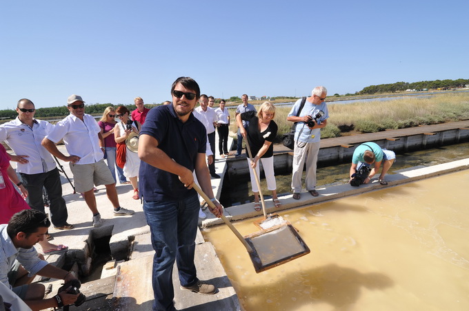 Danas je u Ninu održana berba Cvijeta soli u kojoj su sudjelovali Mate Janković, poznati hrvatski chef, Damir Oštrić, direktor Solane Nin i Marija Dejanović, direktorica Turističke zajednice grada Nina