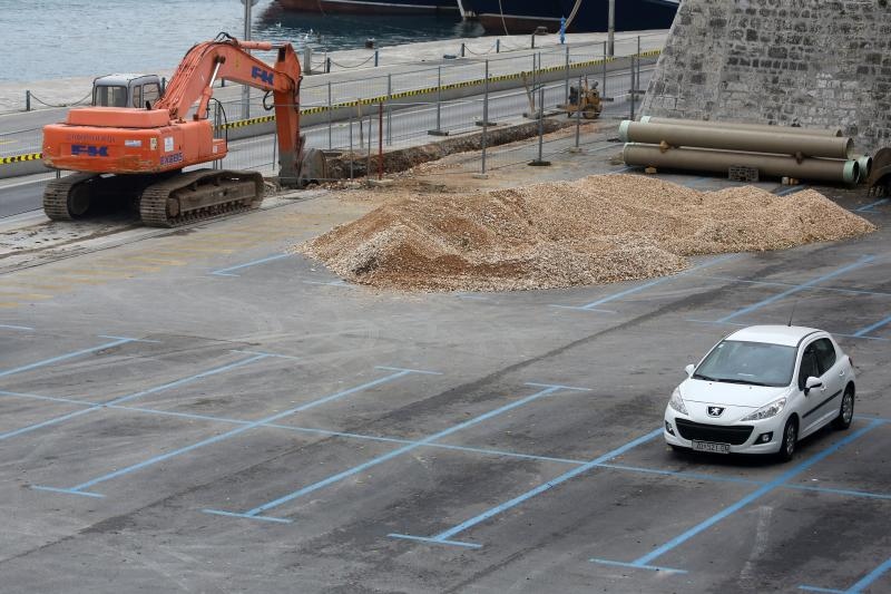 Zadar – Radovi na Liburnskoj obali otezavat ce promet na Poluotoku do svibnja 2015. godine. Photo: Filip Brala/PIXSELL