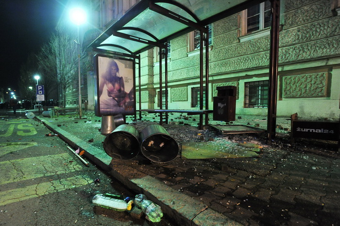 Maribor (Slovenija), 031212.
Prosvjed gradjana Maribora protiv trenutacnog gradonacelnika Franca Kanglera, osumnjicenog za umjesanost u korupciju. Prosvjed je zapoceo okupljanjem nekoliko tisuca ljudi na Trgu Slobode, a zatim se preselio ispred zgrade opc Maribor (Slovenija), 031212.
Prosvjed gradjana Maribora protiv trenutacnog gradonacelnika Franca Kanglera, osumnjicenog za umjesanost u korupciju. Prosvjed je zapoceo okupljanjem nekoliko tisuca ljudi na Trgu Slobode, a zatim se preselio ispred zgrade opc