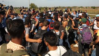 Tovarnik: Izbjeglice su izgubili strpljenje te pjesice krenuli po pruzi prema Zagrebu. Nakon nekoliko stotina metara zaustavila ih je policija i obecala kako prijevoz stize. Photo: Zeljko Lukunic/PIXSELL