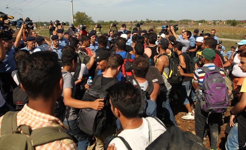 Tovarnik: Izbjeglice su izgubili strpljenje te pjesice krenuli po pruzi prema Zagrebu. Nakon nekoliko stotina metara zaustavila ih je policija i obecala kako prijevoz stize. Photo: Zeljko Lukunic/PIXSELL