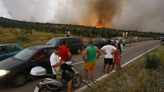 Split 140711.
Veliki pozar izbio je na otoku Bracu. Bespomocni turisti i domace stanovnistvo promatraju kako se siri pozar a da ne mogu nista poduzeti.
Foto: Vladimir Dugandzic / CROPIX Split 140711.
Veliki pozar izbio je na otoku Bracu. Bespomocni turisti i domace stanovnistvo promatraju kako se siri pozar a da ne mogu nista poduzeti.
Foto: Vladimir Dugandzic / CROPIX