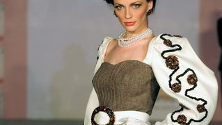 Skopje, Makedonija, 301010.
Sinoc je poceo ‘fashion weekend’ u Skopju. Na otvaranju
‘fashion weekend’-a revijom se predstavila poznata makedonska dizajnerica Elena Luka.
Na slici: lijepe manekenke su nosile modele u baroknom stilu.
Foto: Maja Zlatevska / Skopje, Makedonija, 301010.
Sinoc je poceo ‘fashion weekend’ u Skopju. Na otvaranju
‘fashion weekend’-a revijom se predstavila poznata makedonska dizajnerica Elena Luka.
Na slici: lijepe manekenke su nosile modele u baroknom stilu.
Foto: Maja Zlatevska /