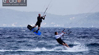 Guštanje surfera u jakom jugu Guštanje surfera u jakom jugu