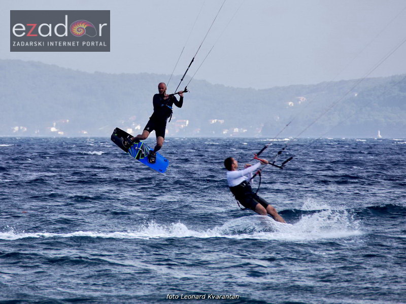 Guštanje surfera u jakom jugu Guštanje surfera u jakom jugu