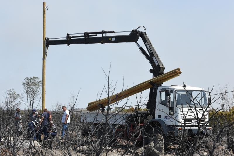 Pristeg: Nakon što je lokaliziran požar, na teren su izašle ekipe koje saniraju štetu na elektro mreži Pristeg: Nakon što je lokaliziran požar, na teren su izašle ekipe koje saniraju štetu na elektro mreži