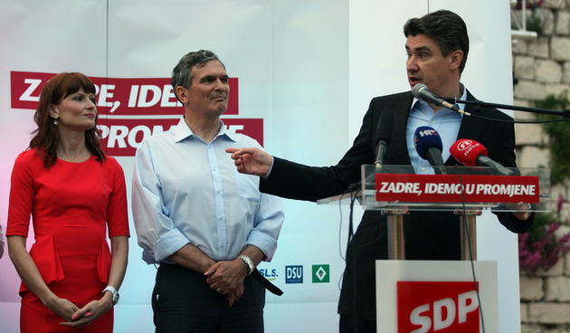Zadar, 120513.
Trg pet bunara, Poluotok. 
Predizborni skup SDP-a na kojem je sudjelovao predsjednik stranke Zoran Milanovic. Na skupu je predstavljen i kandidat za gradonacelnika Zadra Ivo Bilic. Na fotografiji: Sabina Glasovac, Ivo Bilic i Zoran Milanovi