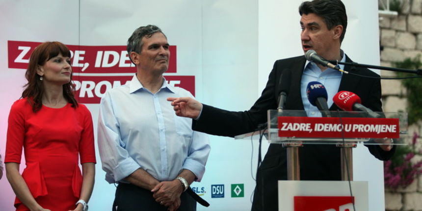 Zadar, 120513.
Trg pet bunara, Poluotok.
Predizborni skup SDP-a na kojem je sudjelovao predsjednik stranke Zoran Milanovic. Na skupu je predstavljen i kandidat za gradonacelnika Zadra Ivo Bilic. Na fotografiji: Sabina Glasovac, Ivo Bilic i Zoran Milanovi Zadar, 120513.
Trg pet bunara, Poluotok.
Predizborni skup SDP-a na kojem je sudjelovao predsjednik stranke Zoran Milanovic. Na skupu je predstavljen i kandidat za gradonacelnika Zadra Ivo Bilic. Na fotografiji: Sabina Glasovac, Ivo Bilic i Zoran Milanovi