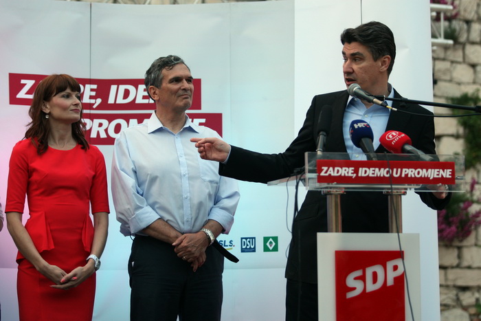Zadar, 120513.
Trg pet bunara, Poluotok. 
Predizborni skup SDP-a na kojem je sudjelovao predsjednik stranke Zoran Milanovic. Na skupu je predstavljen i kandidat za gradonacelnika Zadra Ivo Bilic. Na fotografiji: Sabina Glasovac, Ivo Bilic i Zoran Milanovi