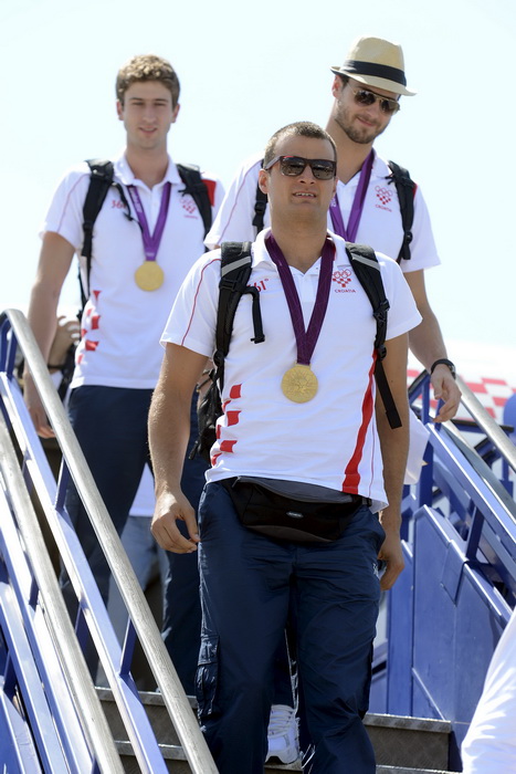 Zagreb, 130812.
Zracna luka Pleso.
Povratak Hrvatskih sportasa u Zagreb sa Olimpijskih igara u Londonu.
Na slici: Na povratku iz Londona sa Olimpijskih Igara, vecina hrvatskih sportasa se vraca avionskim letom Croatie Airlinesa za Zagreb.
Miho Boskovic, Zagreb, 130812.
Zracna luka Pleso.
Povratak Hrvatskih sportasa u Zagreb sa Olimpijskih igara u Londonu.
Na slici: Na povratku iz Londona sa Olimpijskih Igara, vecina hrvatskih sportasa se vraca avionskim letom Croatie Airlinesa za Zagreb.
Miho Boskovic,