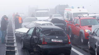 Zagreb, 161111.
Zagrebacka obilaznica, smjer istok, na mostu prije cvora Ivanja Reka, u jutrosnjoj magli oko 7 i 30 sati , sudarilo se dvadesetak automobila, a ozlijedjeno je vise osoba.
Foto: Goran Mehkek / Cropix