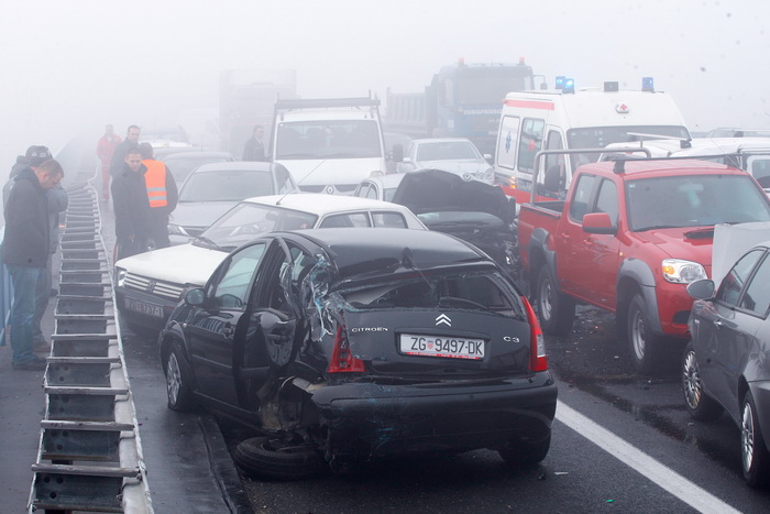 Zagreb, 161111.
Zagrebacka obilaznica, smjer istok, na mostu prije cvora Ivanja Reka, u jutrosnjoj magli oko 7 i 30 sati , sudarilo se dvadesetak automobila, a ozlijedjeno je vise osoba.
Foto: Goran Mehkek / Cropix