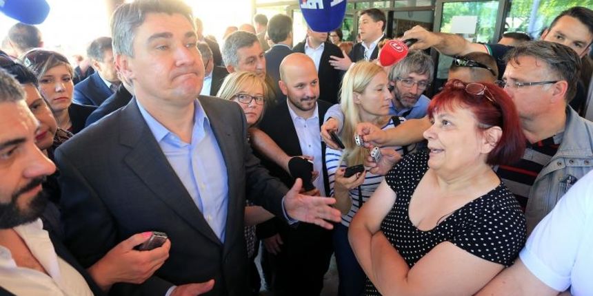 13.05.2015., Gunja – Nakon sjednice Vlade koja se odrzala u obnovljenoj zgradi Opcine, premijer Zoran Milanovic obisao je osnovnu skolu te je sjeo na kavu u obliznjem kaficu. Kata Huber u razgovoru s premijerom Milanovic. Photo: Davor Javorovic/PIXSELL 13.05.2015., Gunja – Nakon sjednice Vlade koja se odrzala u obnovljenoj zgradi Opcine, premijer Zoran Milanovic obisao je osnovnu skolu te je sjeo na kavu u obliznjem kaficu. Kata Huber u razgovoru s premijerom Milanovic. Photo: Davor Javorovic/PIXSELL