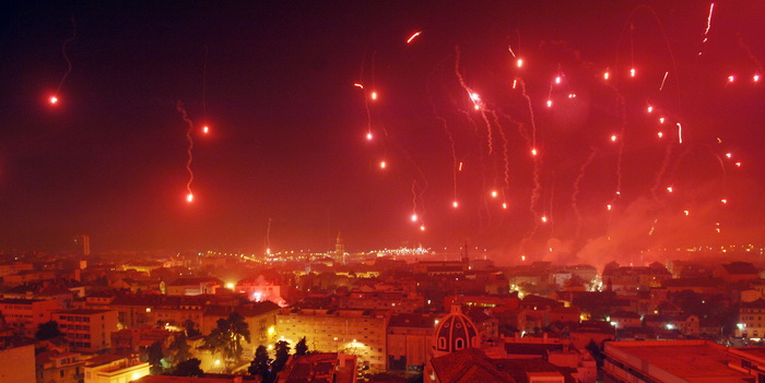 Split, 130211.
Povodom stote obljetnice NK Hajduk navijacka skupina Torcida organizirala je vatromet po cijelom gradu.
Foto: Josko Supic / CROPIX Split, 130211.
Povodom stote obljetnice NK Hajduk navijacka skupina Torcida organizirala je vatromet po cijelom gradu.
Foto: Josko Supic / CROPIX