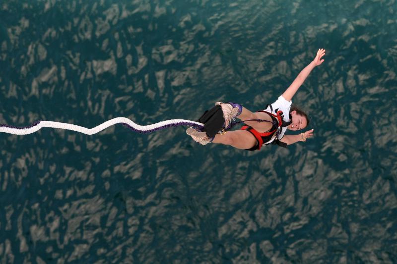 28.6.2014., Maslenica – Gimnasticar Marijo Moznik otvorio je sezonu bungee skokova s Maslenickog mosta. On je izveo dvostruki salto s uronom u more. Photo: Dino Stanin/PIXSELL