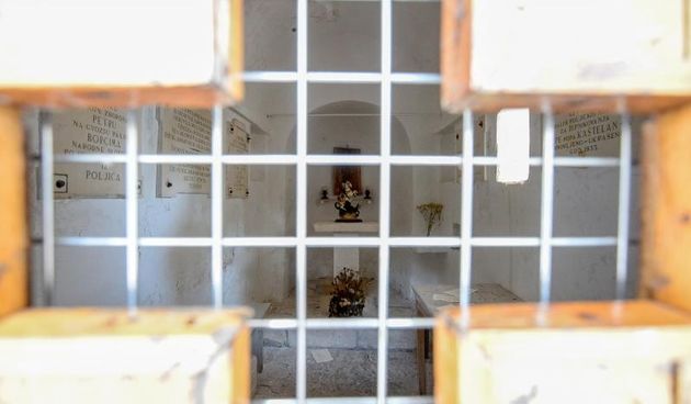 Pogled na rijeku Cetinu i usce kod grada Omisa. Crkva Sv. Jure podignuta je na prapovijesnoj gradini iznad usca rijeke Cetine. Photo: Marko Prpic/PIXSELL