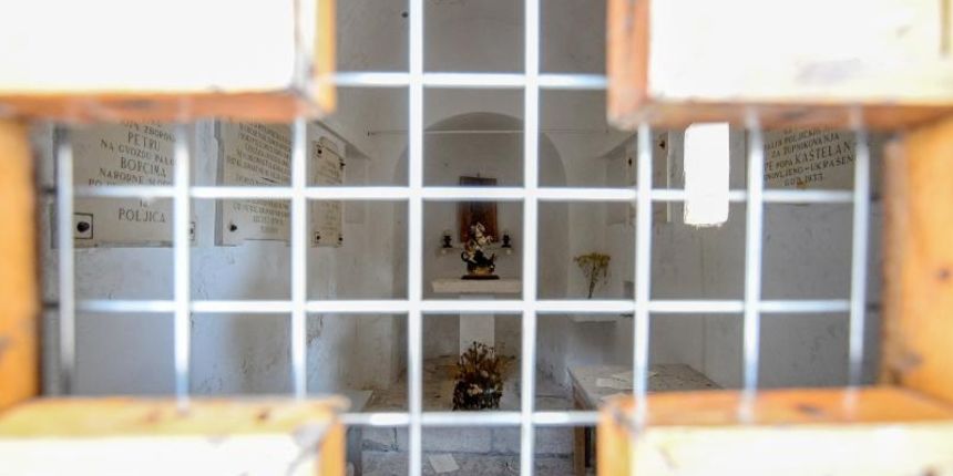 Pogled na rijeku Cetinu i usce kod grada Omisa. Crkva Sv. Jure podignuta je na prapovijesnoj gradini iznad usca rijeke Cetine. Photo: Marko Prpic/PIXSELL Pogled na rijeku Cetinu i usce kod grada Omisa. Crkva Sv. Jure podignuta je na prapovijesnoj gradini iznad usca rijeke Cetine. Photo: Marko Prpic/PIXSELL