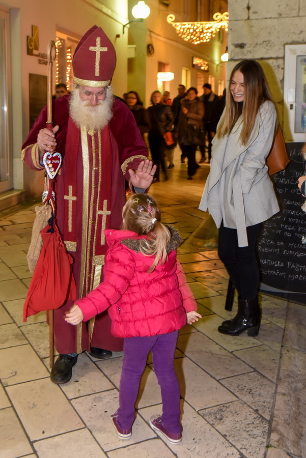 Advent u Zadru: Sveti Nikola razveselio najmlađe Zadrane Advent u Zadru: Sveti Nikola razveselio najmlađe Zadrane