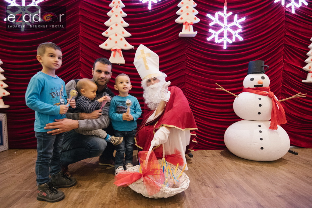 Sveti Nikola posjetio Supernova centar i razveselio mališane