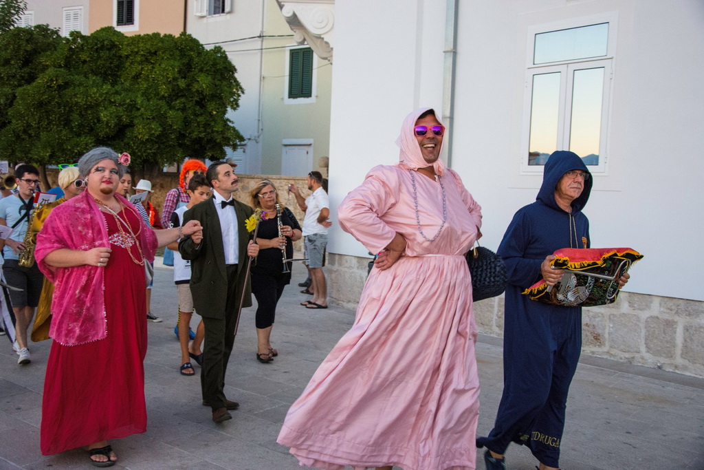 Paški ljetni karneval 2017 – maškarana povorka