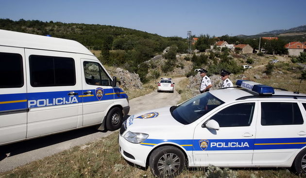 Bilisane Donje, 230611.
Policija je jutros sa 10-tak vozila dosla u cesljanje terena u zaseoku Paravinja u kojem se nalazi kuca vozaca kamiona koji se sumnjici da je povezao maloljetnu Antoniju Bilic kojoj se gubi svaki trag.
Foto: Jure Miskovic / CROPIX