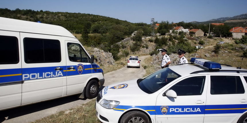 Bilisane Donje, 230611.
Policija je jutros sa 10-tak vozila dosla u cesljanje terena u zaseoku Paravinja u kojem se nalazi kuca vozaca kamiona koji se sumnjici da je povezao maloljetnu Antoniju Bilic kojoj se gubi svaki trag.
Foto: Jure Miskovic / CROPIX Bilisane Donje, 230611.
Policija je jutros sa 10-tak vozila dosla u cesljanje terena u zaseoku Paravinja u kojem se nalazi kuca vozaca kamiona koji se sumnjici da je povezao maloljetnu Antoniju Bilic kojoj se gubi svaki trag.
Foto: Jure Miskovic / CROPIX