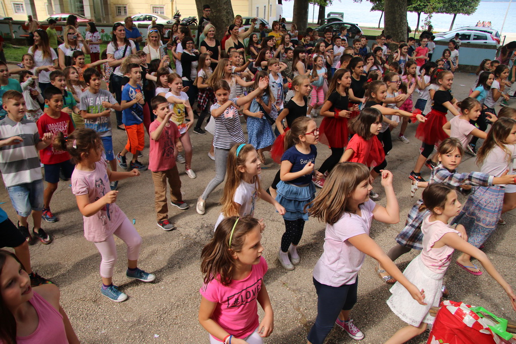 Posljednji dan nastave u OŠ Petra Preradovića u ritmu zumbe Posljednji dan nastave u OŠ Petra Preradovića u ritmu zumbe