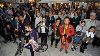 Zadar, 251012.
Zadar je veceras u sklopu obiljezavanja 10. obljetnice Sveucilista u Zadru posjetila Bokeljska mornarica. Prosli su Kalelargom i zaustavili se na Narodnom trgu gdje su ih docekali rektor zadarskog sveucilista Ante Uglesic i gradonacelnik Zv Zadar, 251012.
Zadar je veceras u sklopu obiljezavanja 10. obljetnice Sveucilista u Zadru posjetila Bokeljska mornarica. Prosli su Kalelargom i zaustavili se na Narodnom trgu gdje su ih docekali rektor zadarskog sveucilista Ante Uglesic i gradonacelnik Zv