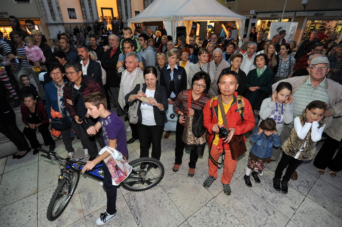 Zadar, 251012.
Zadar je veceras u sklopu obiljezavanja 10. obljetnice Sveucilista u Zadru posjetila Bokeljska mornarica. Prosli su Kalelargom i zaustavili se na Narodnom trgu gdje su ih docekali rektor zadarskog sveucilista Ante Uglesic i gradonacelnik Zv Zadar, 251012.
Zadar je veceras u sklopu obiljezavanja 10. obljetnice Sveucilista u Zadru posjetila Bokeljska mornarica. Prosli su Kalelargom i zaustavili se na Narodnom trgu gdje su ih docekali rektor zadarskog sveucilista Ante Uglesic i gradonacelnik Zv