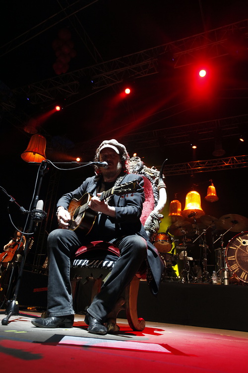 Pula, 180611.
Arena.
Zucchero se koncertom u Areni Puljanima predstavio u sklopu “Chocaback Tour 2011” turneje . Ovo mu je treci put da nastupa u Pulskoj Areni.
Na fotografiji: Zucchero.
Foto: Srecko Niketic / CROPIX Pula, 180611.
Arena.
Zucchero se koncertom u Areni Puljanima predstavio u sklopu “Chocaback Tour 2011” turneje . Ovo mu je treci put da nastupa u Pulskoj Areni.
Na fotografiji: Zucchero.
Foto: Srecko Niketic / CROPIX
