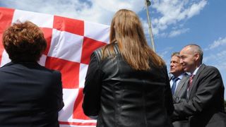 Ministar obrane na otkrivanju spomenika poginulim braniteljima Ministar obrane na otkrivanju spomenika poginulim braniteljima