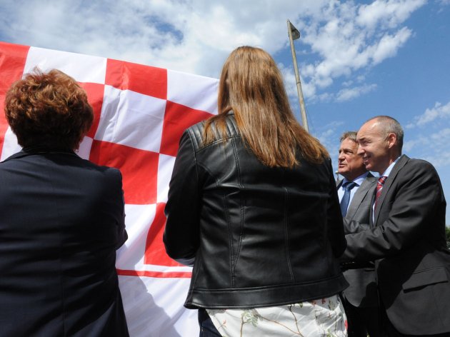 Ministar obrane na otkrivanju spomenika poginulim braniteljima Ministar obrane na otkrivanju spomenika poginulim braniteljima