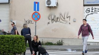 Čišćenje ulice u Šibeniku nakon masovne tuče navijača u Šibeniku Čišćenje ulice u Šibeniku nakon masovne tuče navijača u Šibeniku