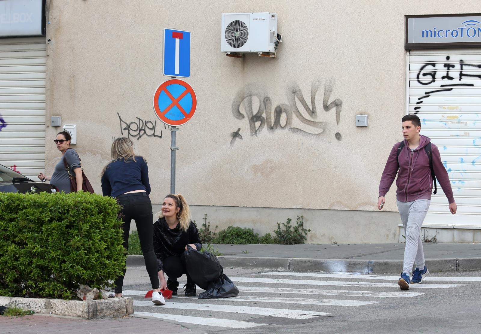 Čišćenje ulice u Šibeniku nakon masovne tuče navijača u Šibeniku Čišćenje ulice u Šibeniku nakon masovne tuče navijača u Šibeniku