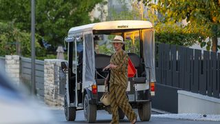 Kylie Minogue viđena kako u opuštenom izdanju izlazi iz luksuzne vile u Rovinju